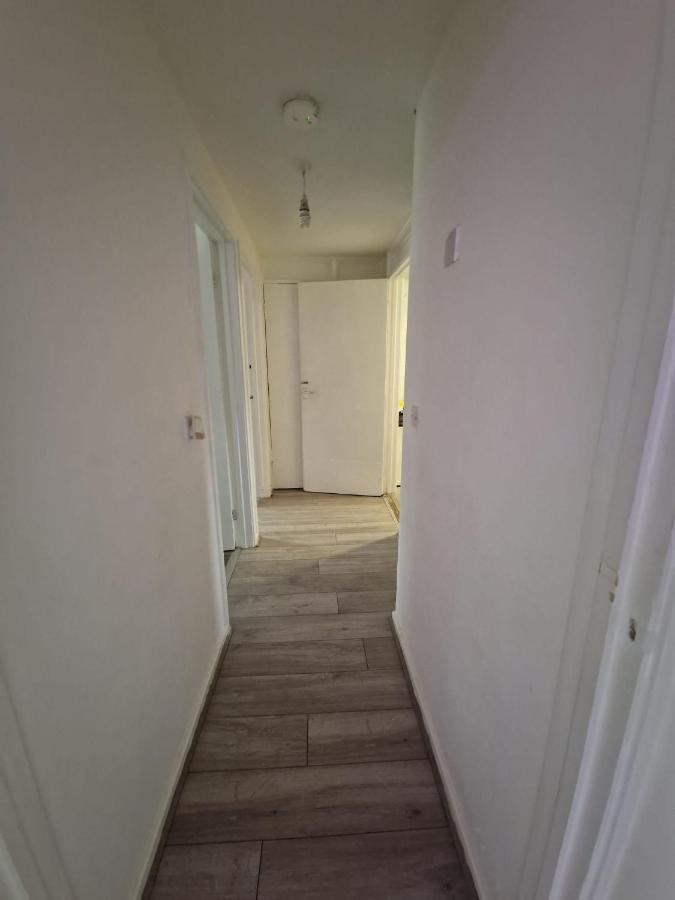 2 Bedroom Cozy Chambers With Free Parking Apartamento