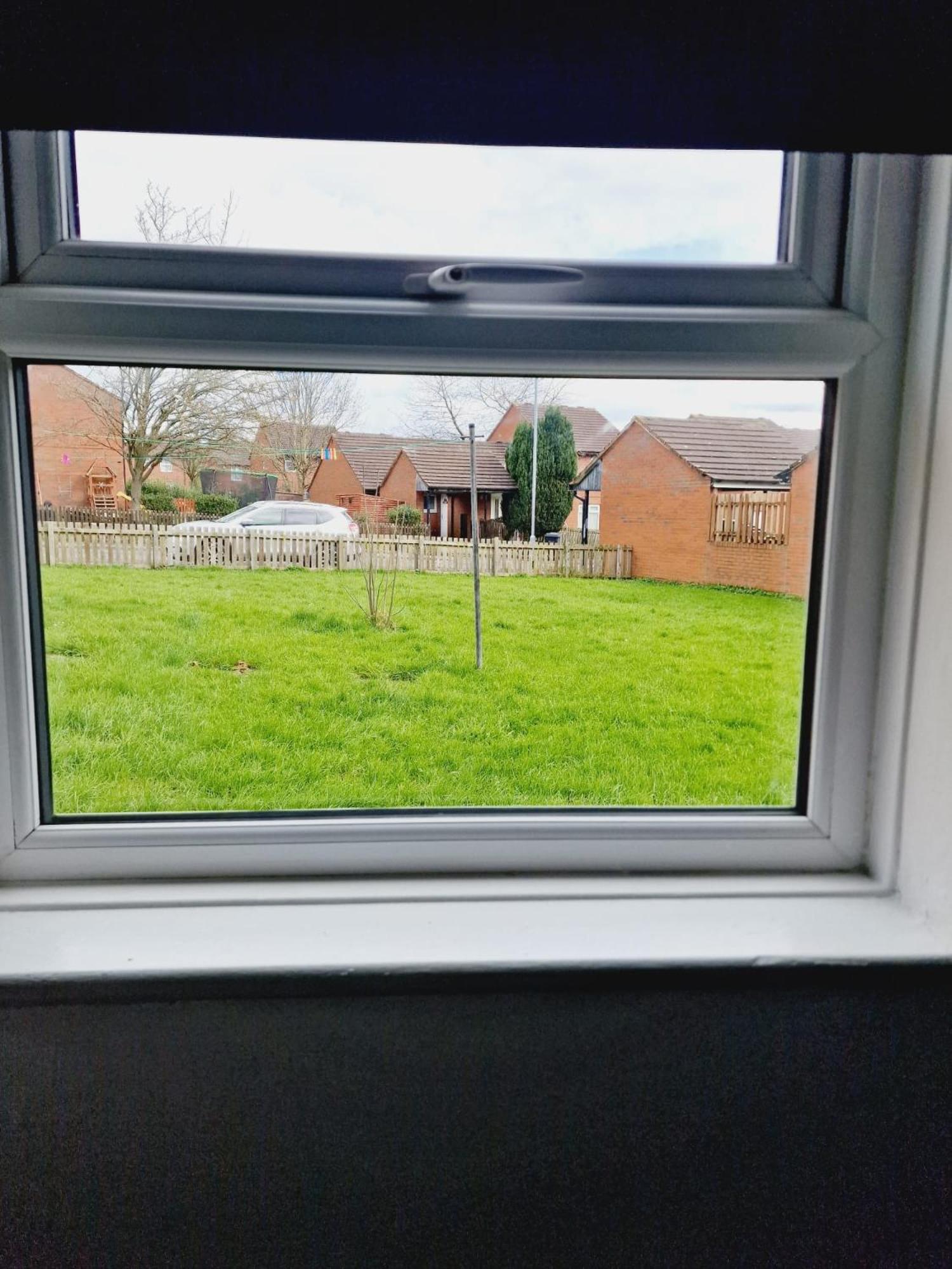 Apartamento 2 Bedroom Cozy Chambers With Free Parking *