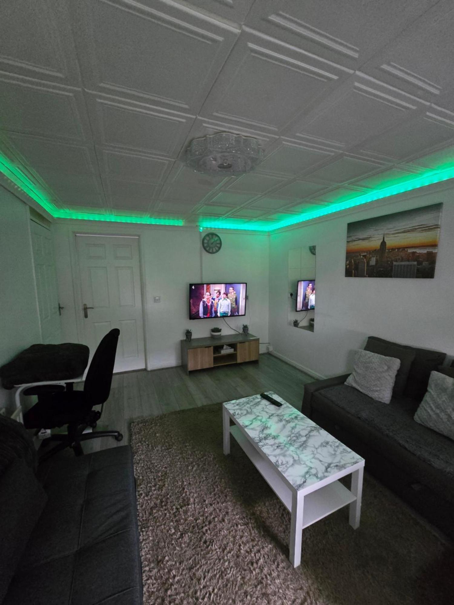Apartamento 2 Bedroom Cozy Chambers With Free Parking *