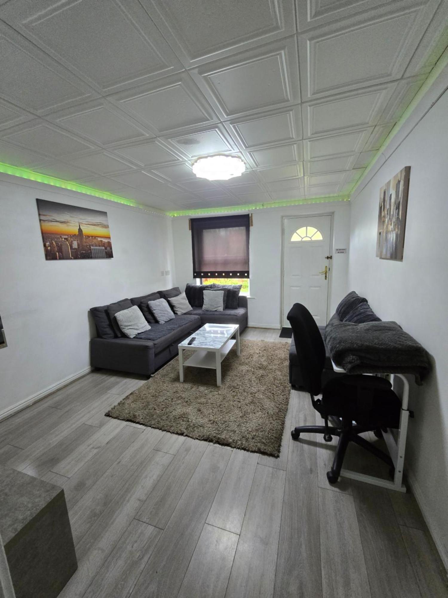 Apartamento 2 Bedroom Cozy Chambers With Free Parking *